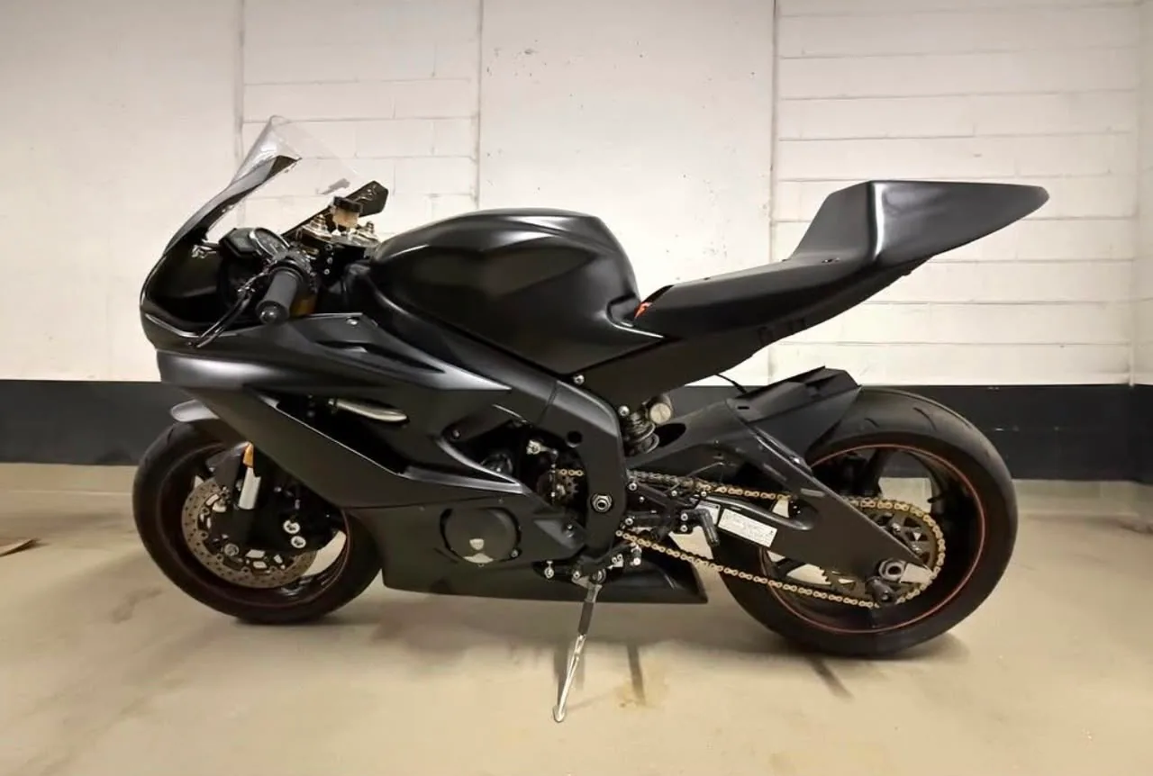 2009 Yamaha YZF-R6 in matte black, left-hand side profile